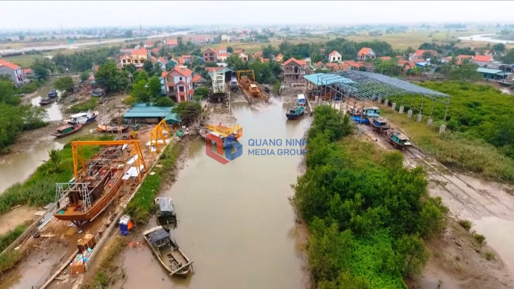 Làng nghề đóng tàu thuyền vỏ gỗ Cống Mương.