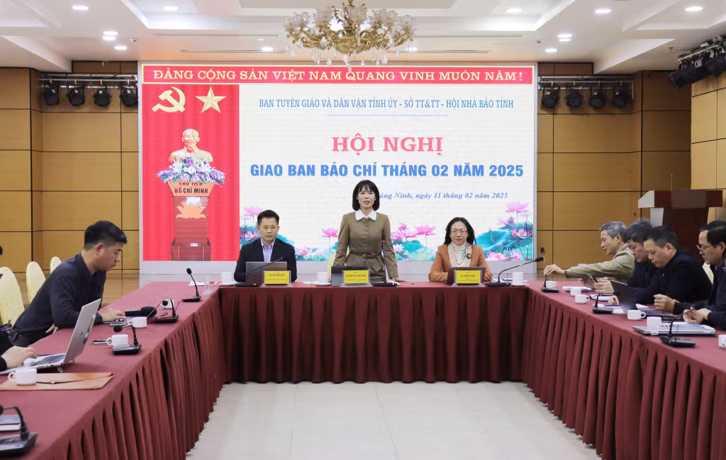 Đồng chí Nguyễn Thị Kim Nhàn, Phó Ban Tuyên giáo và Dân vận Tỉnh ủy, phát biểu tại hội nghị.