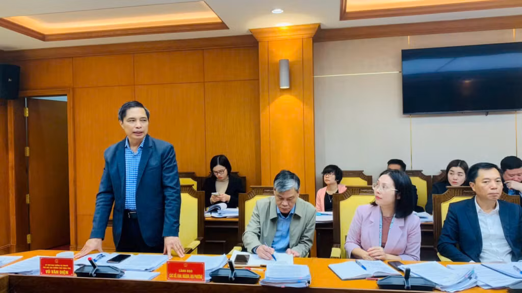 Đồng chí Vũ Văn Diện, Phó Chủ tịch Thường trực UBND tỉnh, phát biểu tại cuộc họp.