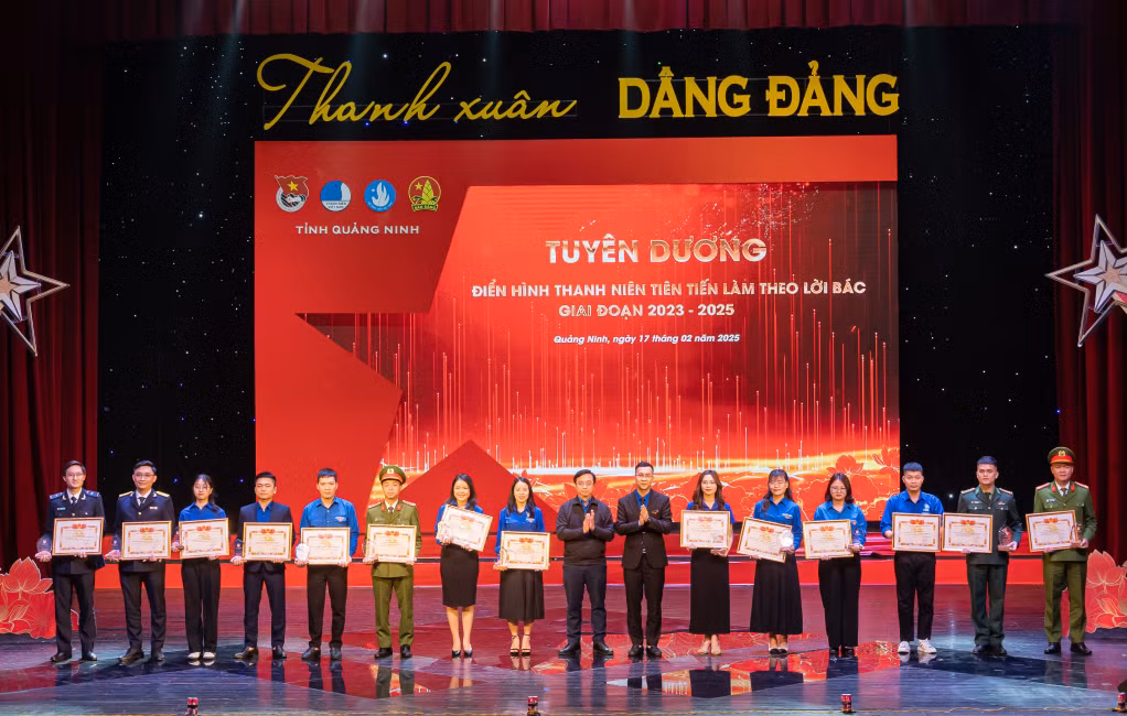 Đồng chí Nguyễn Đức Nguyên, Phó Trưởng ban Thanh niên Trường học Trung ương Đoàn và đồng chí Nguyễn Thế Minh, Bí thư Tỉnh Đoàn, Chủ tịch Hội LHTN tỉnh trao bằng khen và biểu trưng cho các thanh niên tiên tiến làm theo lời Bác giai đoạn 2023-2025.