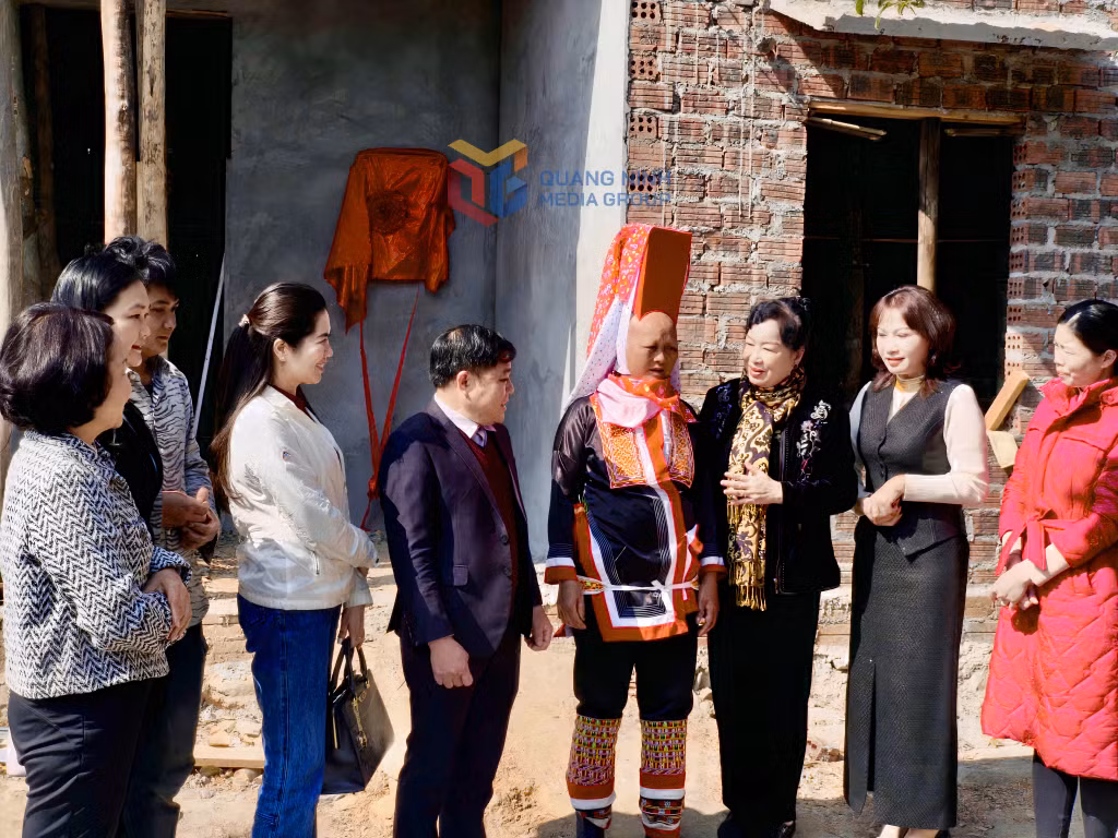 Hội LHPN huyện Bình Liêu phối hợp với Hội Nữ doanh nhân tỉnh khánh thành nhà 