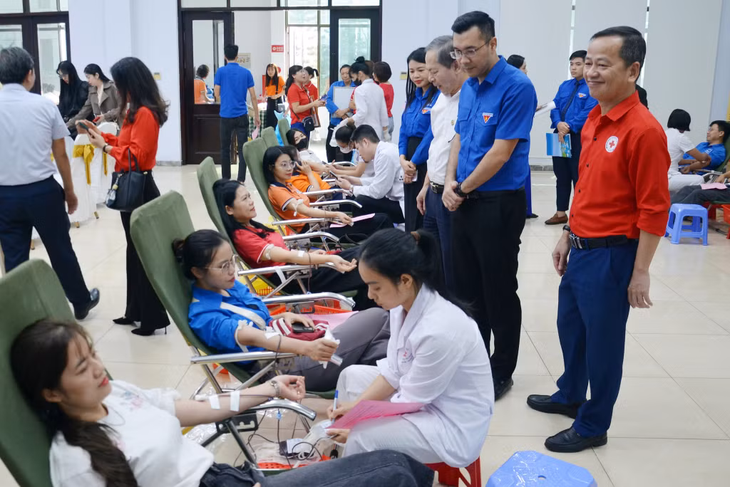 Thường trực BCĐ Vận động HMTN tỉnh cùng lãnh đạo Tỉnh Đoàn, Hội Chữ thập đỏ TP Hạ Long động viên các tình nguyện viên tham gia Chương trình HMTN tháng 11/2024.