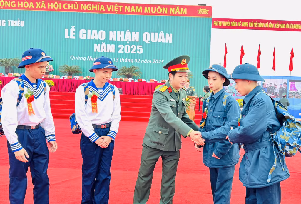 Cán bộ Ban Chỉ huy Quân sự TP Đông Triều động viên 2 cặp song sinh trước lúc lên đường nhập ngũ.
