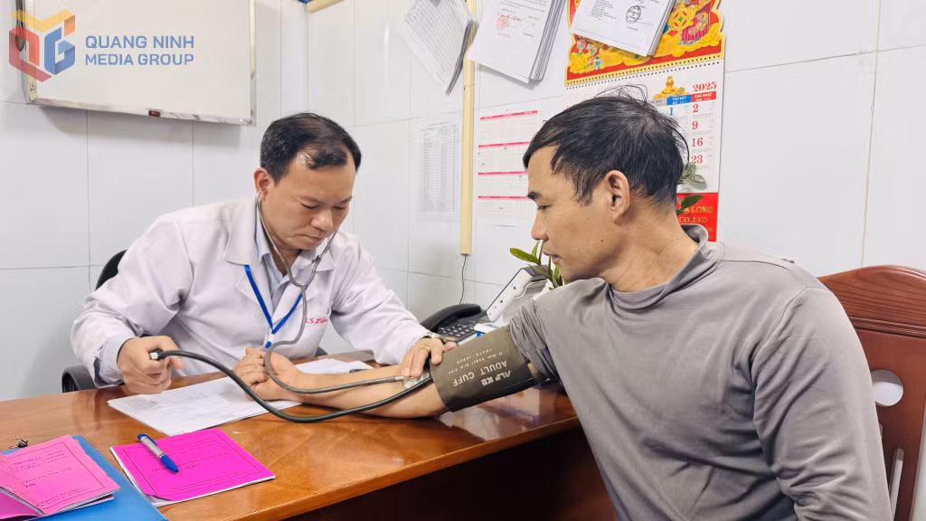 Bác sĩ tại Trạm Y tế Công ty Than Quang Hanh - TKV khám sức khỏe định kỳ cho công nhân.