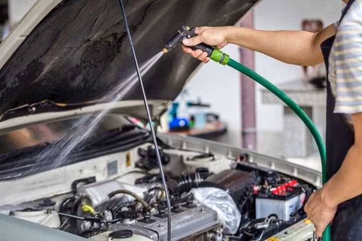 Xịt rửa khoang động cơ tại nhà cần có kiến thức kỹ thuật nhất định. (Ảnh: Tunap Automotive)