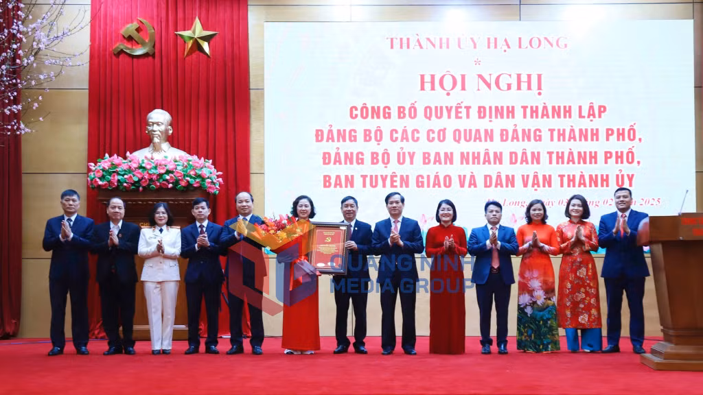 Đồng chí Vũ Quyết Tiến, Ủy viên Ban Thường vụ Tỉnh ủy, Bí thư Thành ủy Hạ Long trao Quyết định và tặng hoa chúc mừng Đảng bộ các cơ quan Đảng thành phố (2-2025). Ảnh: Hoàng Nga