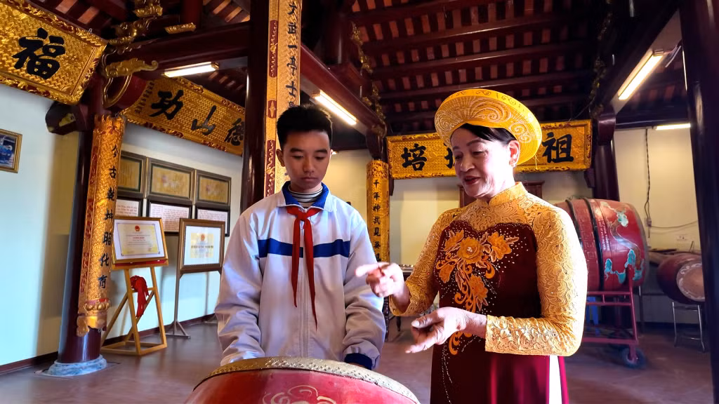 Nghệ nhân Lê Thị Lộc truyền dạy cách đánh trống phạch trong trình diễn hát múa cửa đình.
