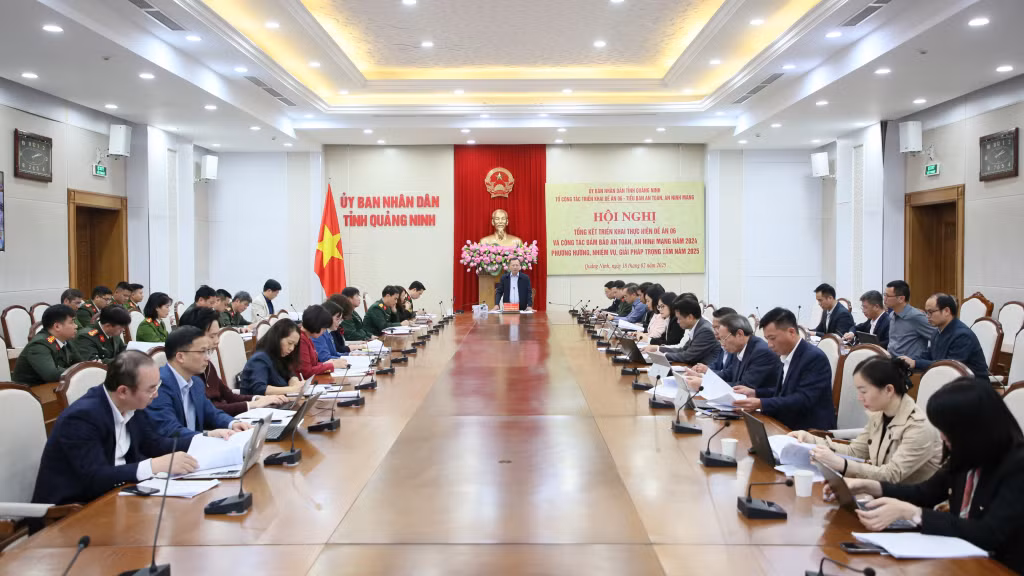 Đồng chí Cao Tường Huy, Phó Chủ tịch UBND tỉnh chủ trì hội nghị.