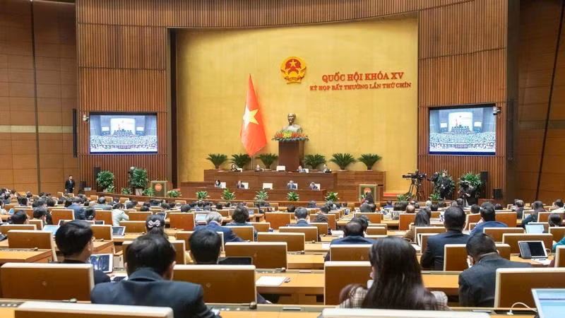 Quang cảnh phiên họp toàn thể tại Hội trường sáng 14/2.