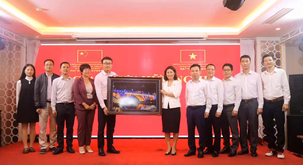 Lãnh đạo phường Trần Phú, TP Móng Cái (Việt Nam) tặng quà lưu niệm cho lãnh đạo trấn Đông Hưng, TP Đông Hưng (Trung Quốc) nhân dịp giao lưu hữu nghị, tháng 4/2023.