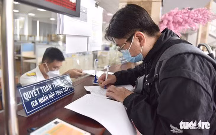 Bộ Tài chính đề xuất giảm bậc thuế để bớt gánh nặng cho người nộp thuế thu nhập cá nhân - Ảnh: NGỌC PHƯỢNG