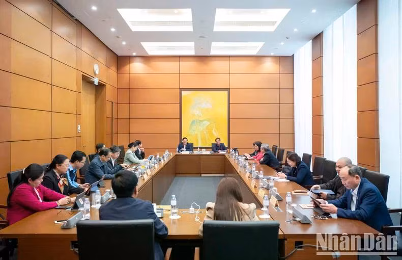 Thủ tướng Phạm Minh Chính và các đại biểu Quốc hội thảo luận tại tổ. (Ảnh: DUY LINH)