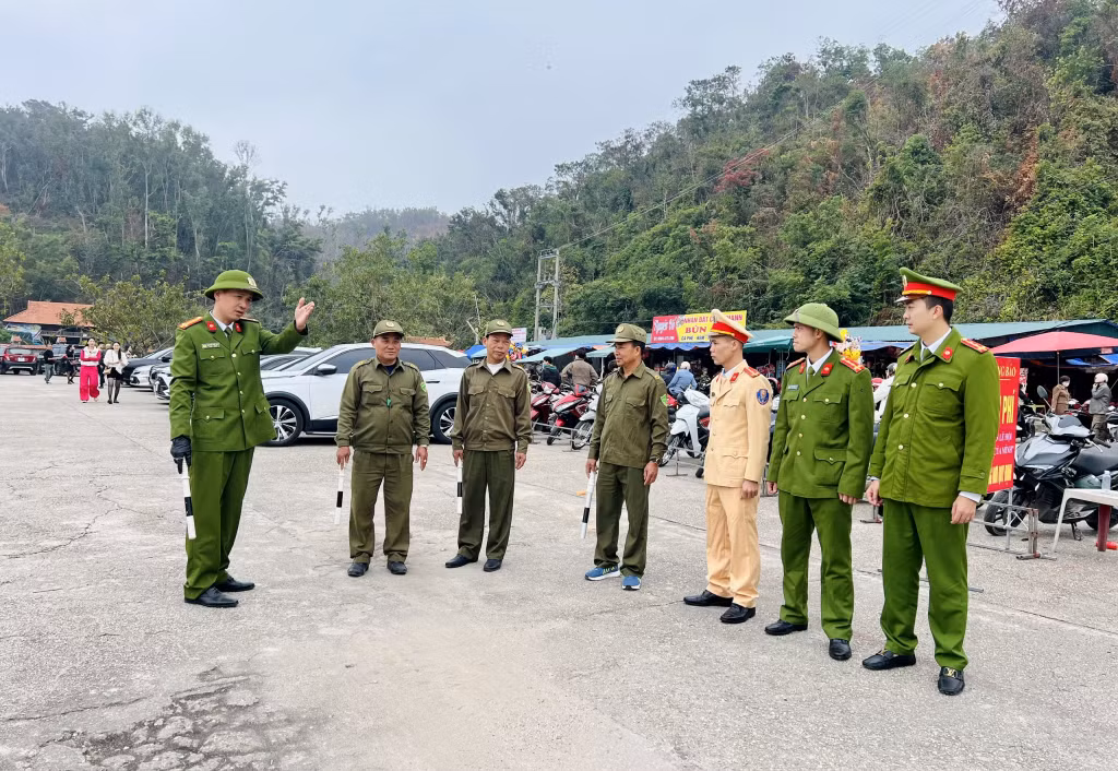 Công an huyện Vân Đồn triển khai lực lượng thực hiện nhiệm vụ bảo đảm ANTT tại đền Cặp Tiên. Ảnh: Hằng Ngần