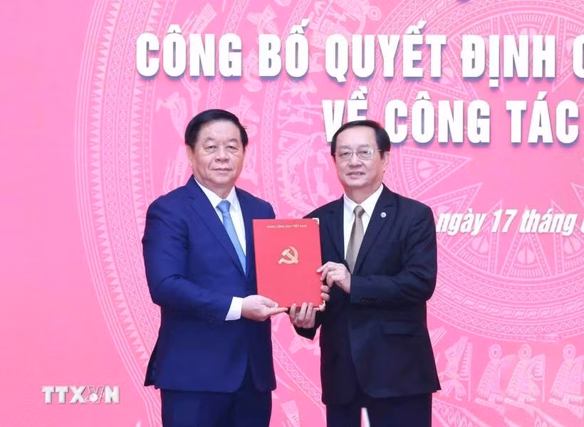 Ông Nguyễn Trọng Nghĩa, Ủy viên Bộ Chính trị, Bí thư Trung ương Đảng, Trưởng Ban Tuyên giáo và Dân vận Trung ương trao Quyết định của Bộ Chính trị cho đồng chí Huỳnh Thành Đạt. (Ảnh: Phương Hoa/TTXVN)