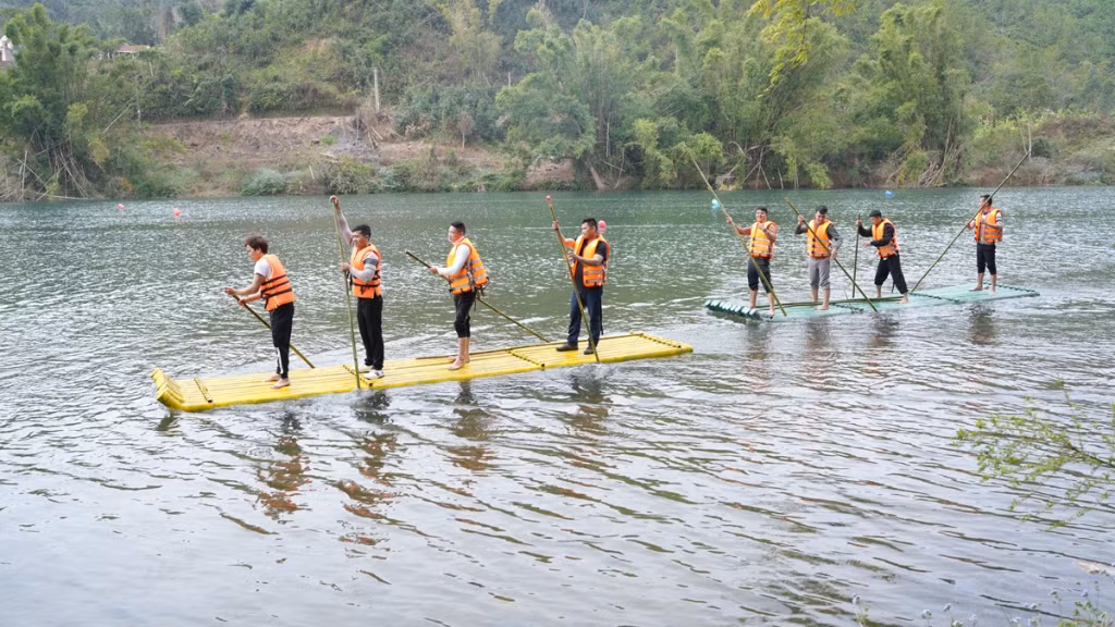 Các đội thi chèo bè mảng trên sông Đồng Đình.