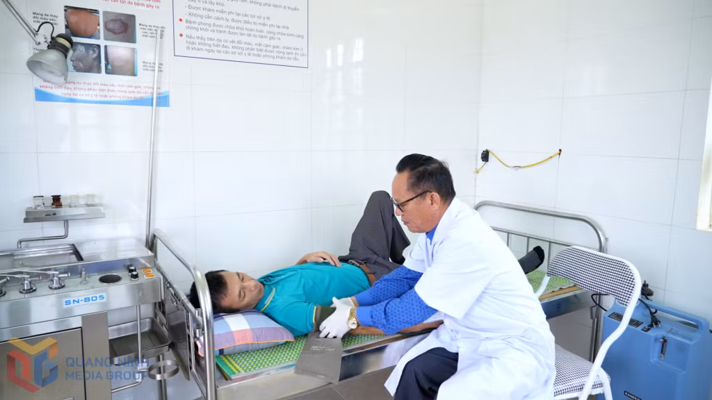 Bác sĩ Hoàng Văn Ba, Trạm trưởng Trạm Y tế xã Nam Sơn (huyện Ba Chẽ) thăm, khám cho bệnh nhân.