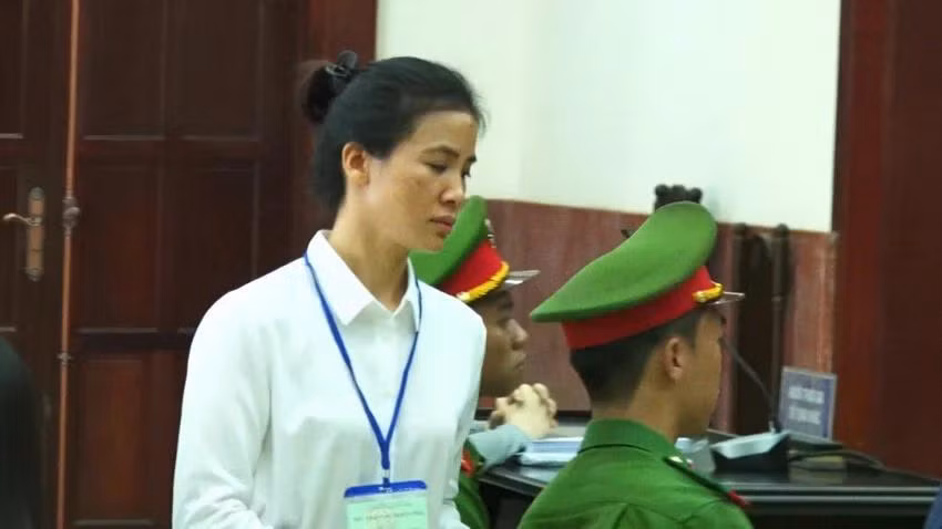 Bị cáo Nguyễn Thị Mai Nhi (trợ lý của bà Phương Hằng). Ảnh: TẤN LỰC