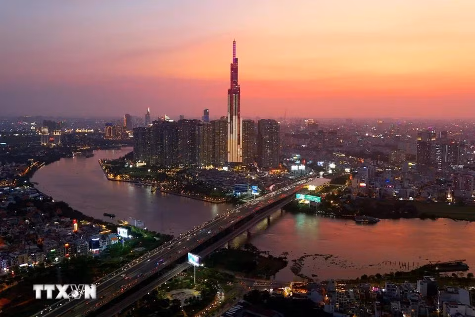 Landmark 81 là tòa nhà cao nhất Việt Nam, cao thứ hai Đông Nam Á, được xem là một biểu tượng mới của thành phố, bên dòng sông Sài Gòn, ngay cửa ngõ phía Đông Bắc - nút giao thông quan trọng nối Thành phố Hồ Chí Minh với các tỉnh Đông Nam Bộ. (Ảnh: Hồng Đạt/TTXVN)