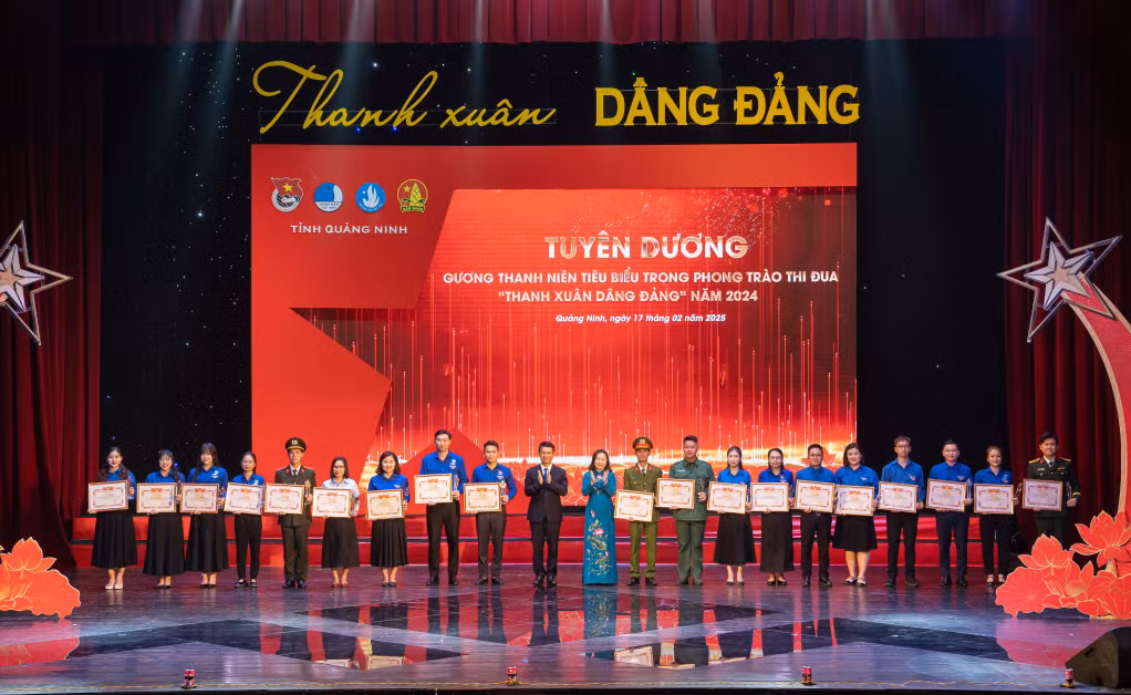 Đồng chí Vi Ngọc Bích, Ủy viên Ban Thường vụ Tỉnh ủy, Phó Chủ tịch Thường trực HĐND tỉnh và đồng chí Nguyễn Hồng Dương, Ủy viên Ban Thường vụ Tỉnh ủy, Trưởng ban Tuyên giáo và Dân vận Tỉnh ủy trao bằng khen và biểu trưng cho 20 gương thanh niên tiêu biểu trong phong trào thi đua “Thanh xuân dâng Đảng” năm 2024.