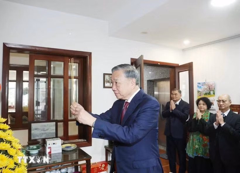 Tổng Bí thư Tô Lâm dâng hương tưởng nhớ cố Thủ tướng Chính phủ Phạm Văn Đồng. (Ảnh: Thống Nhất/TTXVN)