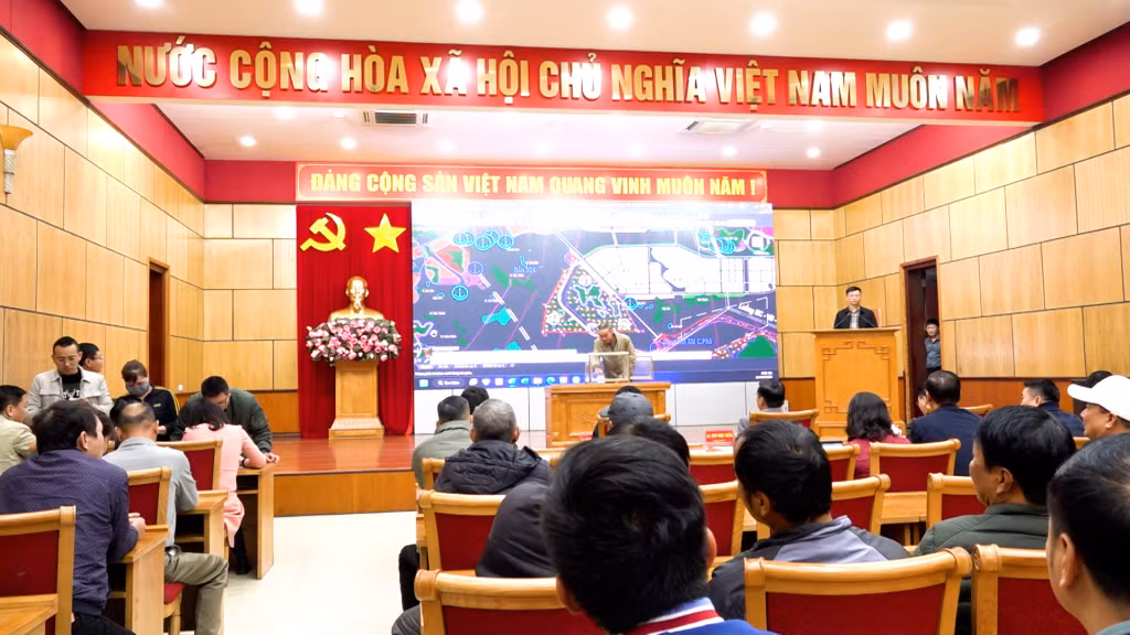 Các cá nhân thực hiện bốc thăm vị trí nuôi hàu, nuôi cá trên vùng biển thành phố.