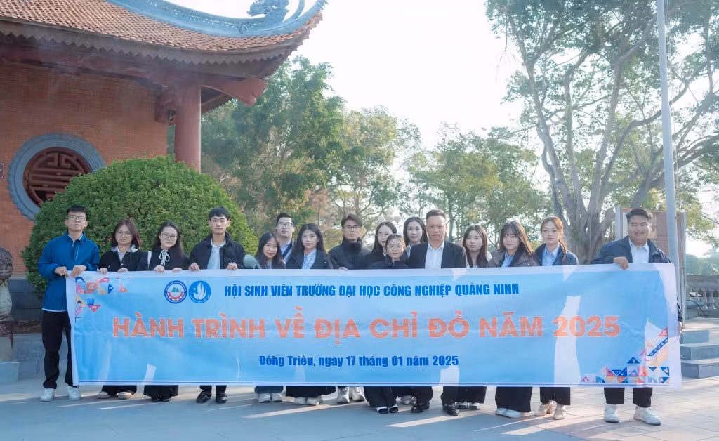 Hội Sinh viên trường Đại hội Công nghiệp Quảng Ninh tổ chức hành trình đến với địa chỉ đỏ năm 2025 tại đền An Sinh (TP Đông Triều).