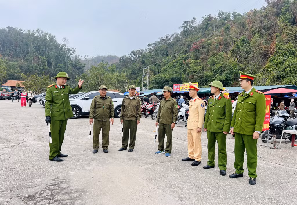 Công an huyện Vân Đồn triển khai lực lượng thực hiện nhiệm vụ bảo đảm ANTT tại Đền Cặp Tiên.