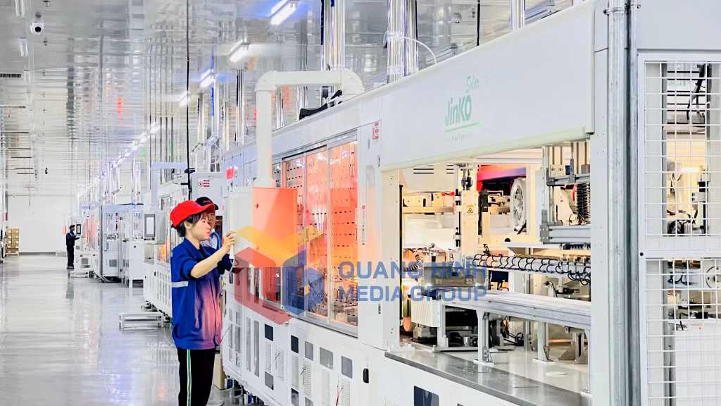 2025-02_CNLĐ vào làm việc tại Công ty TNHH Công nghiệp Jinko Solar (Việt Nam). Ảnh: Thanh Hằng