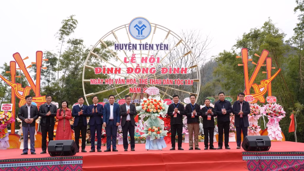 Các đồng chí lãnh đạo huyện Tiên Yên tặng hoa chào mừng Lễ hội.
