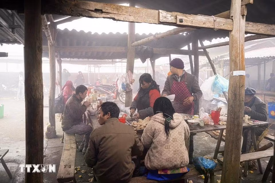 Khu ẩm thực ở chợ Phố Cáo, huyện Đồng Văn, Hà Giang. (Ảnh: Khánh Hòa/TTXVN)