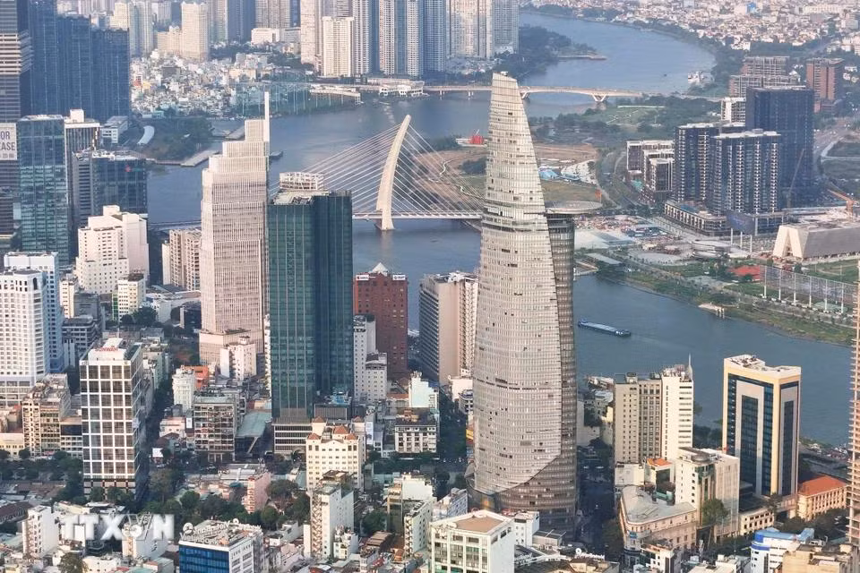 Bitexco Financial Tower hay còn gọi Tháp Tài chính Bitexco là một trong những biểu tượng của Thành phố Hồ Chí Minh cao 262m được khánh thành năm 2010, trở thành toà tháp cao nhất Thành phố cho đến khi toà Landmark 81 khánh thành năm 2018. (Ảnh: Hồng Đạt/TTXVN)