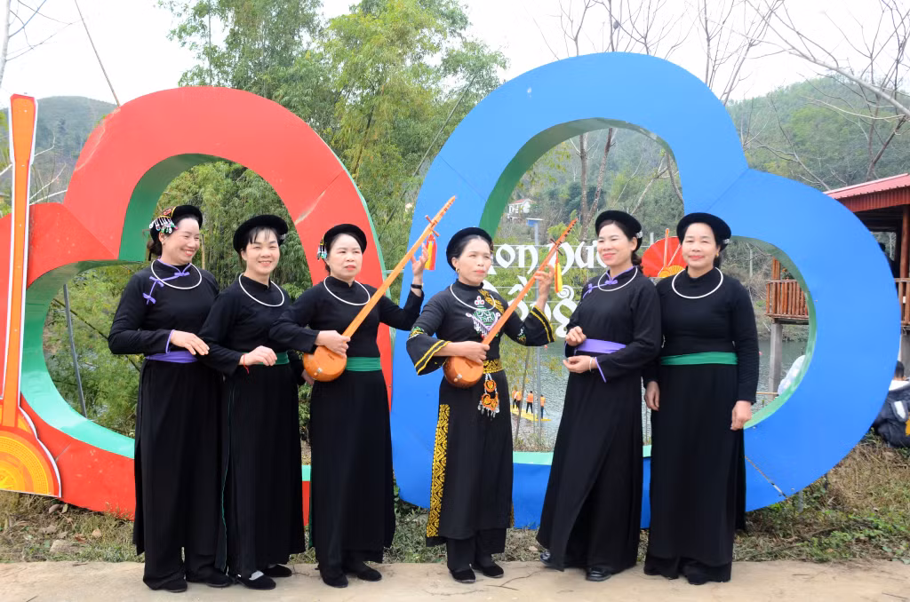 Phụ nữ Tày say sưa trong điệu hát then.