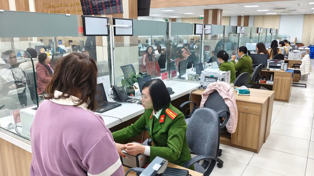 Mọi quy trình giải quyết TTHC tại Trung tâm Phục vụ hành chính công chi nhánh Hạ Long đều được các cán bộ thực hiện nhanh gọn, đúng quy trình, đem lại sự hài lòng cho người dân, doanh nghiệp.