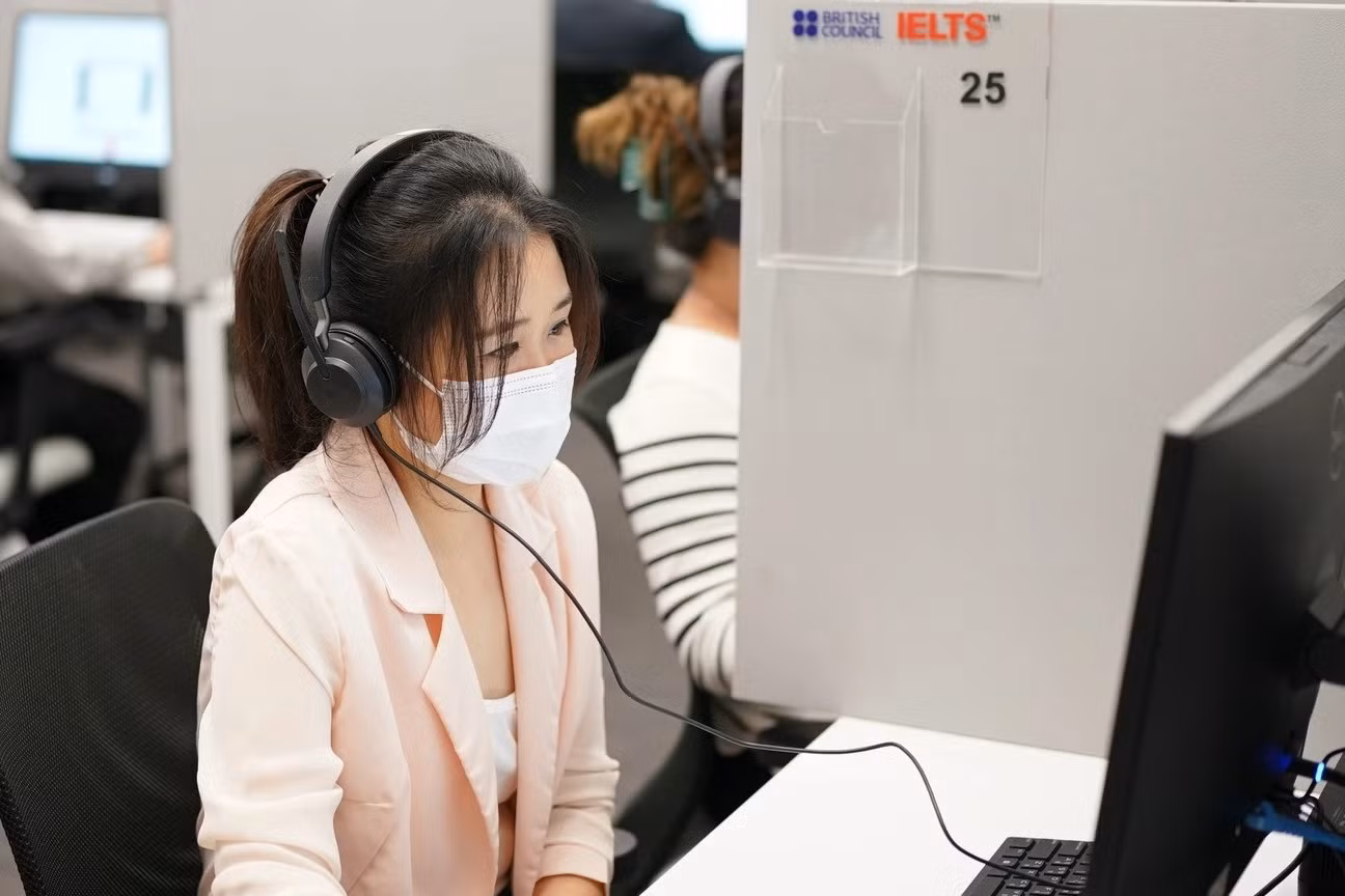 Thí sinh dự thi IELTS. Ảnh: TN