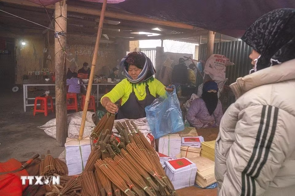 Đồng bào mua bán ở chợ lùi Phố Cáo, huyện Đồng Văn, Hà Giang. (Ảnh: Khánh Hòa/TTXVN)