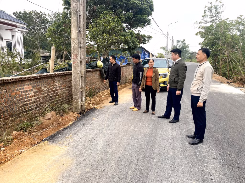 Bà Trần Thị Sen, Bí thư Chi bộ thôn Đồng Đạm và chính quền xã Đông Ngũ kiểm tra tuyến đường liên thôn vừa được hoàn thành.