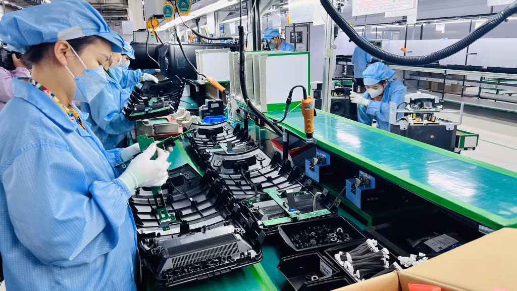 Công nhân Công ty TNHH Kỹ thuật điện tử Tonly Việt Nam gia công sản phẩm. Ảnh: Cao Quỳnh