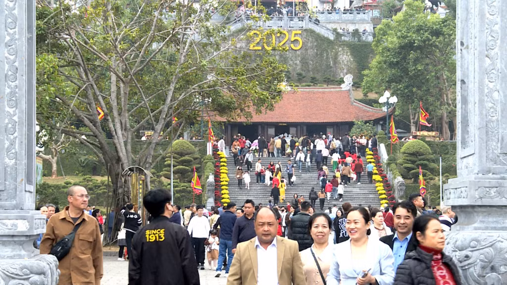 An ninh an toàn luôn được đảm bảo, từ Tết Nguyên đán đến nay khu di tích Đền Cửa Ông, TP Cẩm Phả đã đón hàng vạn lượt khách tới tham quan, chiêm bái.
