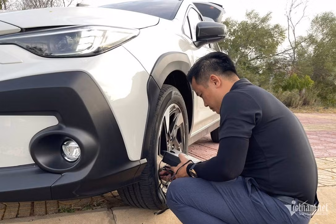 Kiểm tra áp suất và tình trạng lốp xe trước và sau khi đi đường dài là điều cần làm để giảm thiểu các rủi ro trên đường. Ảnh: Hoàng Hiệp