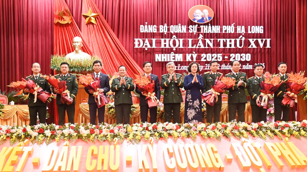 Thiếu tướng Nguyễn Nam Tiến, Chủ nhiệm Chính trị Quân khu 3, cùng lãnh đạo BCH Quân sự tỉnh và TP Hạ Long tặng hoa chúc mừng Ban Chấp hành Đảng bộ Quân sự thành phố nhiệm kỳ 2025-2030.