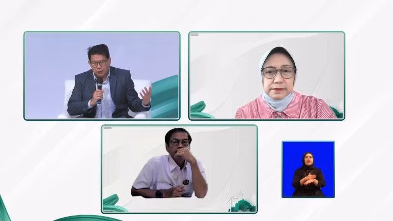 Ông Fabby Tumiwa (trên cùng bên trái), bà Vivi Yuliawati (trên cùng bên phải), ông Rida Mulyana (hàng dưới) đang tham gia Talk Show online cùng phóng viên các nước với chủ đề "Mục tiêu tham vọng mới của quá trình chuyển đổi năng lượng của Indonesia để đạt được mục tiêu NZE của Indonesia" tại ISEW 2022.
