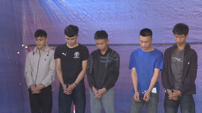 5 đối tượng tham gia vụ hỗn chiến bị bắt giữ tại Cơ quan điều tra.