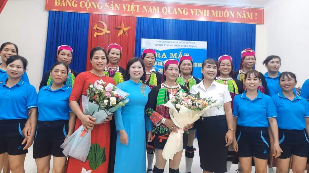Chị Hoàng Thị Ngân, Chủ tịch Hội LHPN xã Điền Xá (thứ 4 hàng dưới từ trái sang) tại lễ ra mắt mô hình thu hút hội viên dân tộc, với mục đích giữ gìn bản sắc văn hóa dân tộc Dao trên địa bàn.