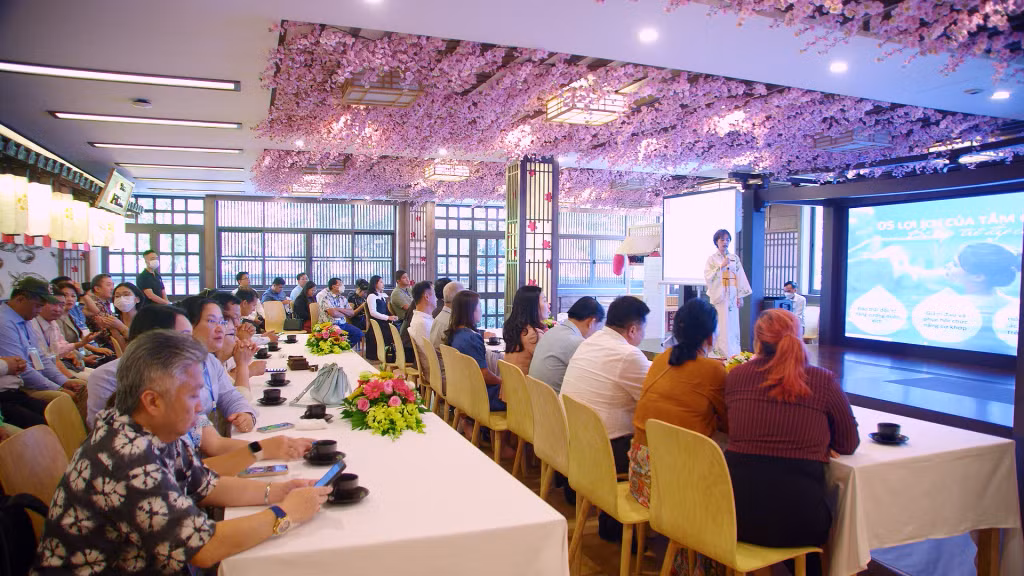 Các đại biểu nghe giới thiệu về sản phẩm du lịch tại Khu nghỉ dưỡng suối khoáng nóng Yoko Onsen Quang Hanh (TP Cẩm Phả).