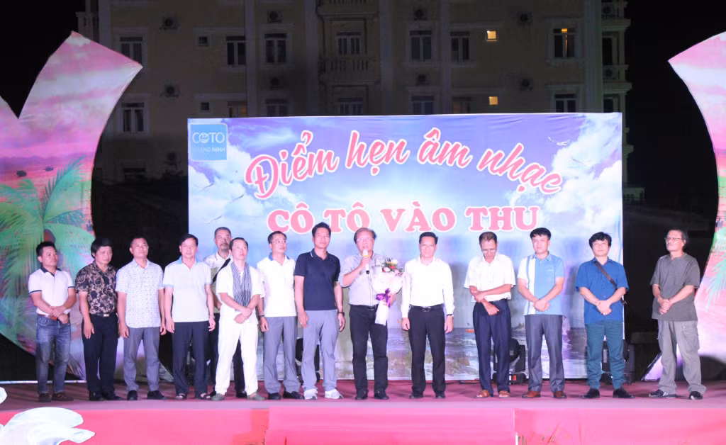 Đoàn các nhạc sĩ Hội Nhạc sĩ Việt Nam giao lưu với du khách và công chúng yêu nhạc Cô Tô.