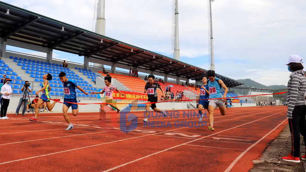 Các VĐV nam về đích ở nội dung Chung kết 100m nam
