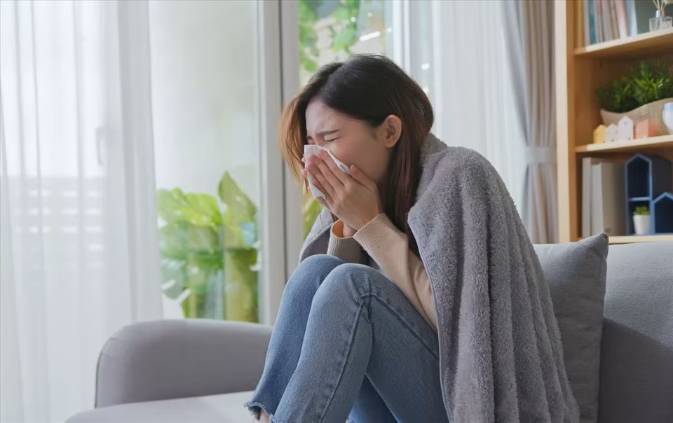 Thời tiết chuyển mùa dễ khiến cơ thể gặp các triệu chứng như cảm cúm, viêm họng ... Ảnh: Xinhua