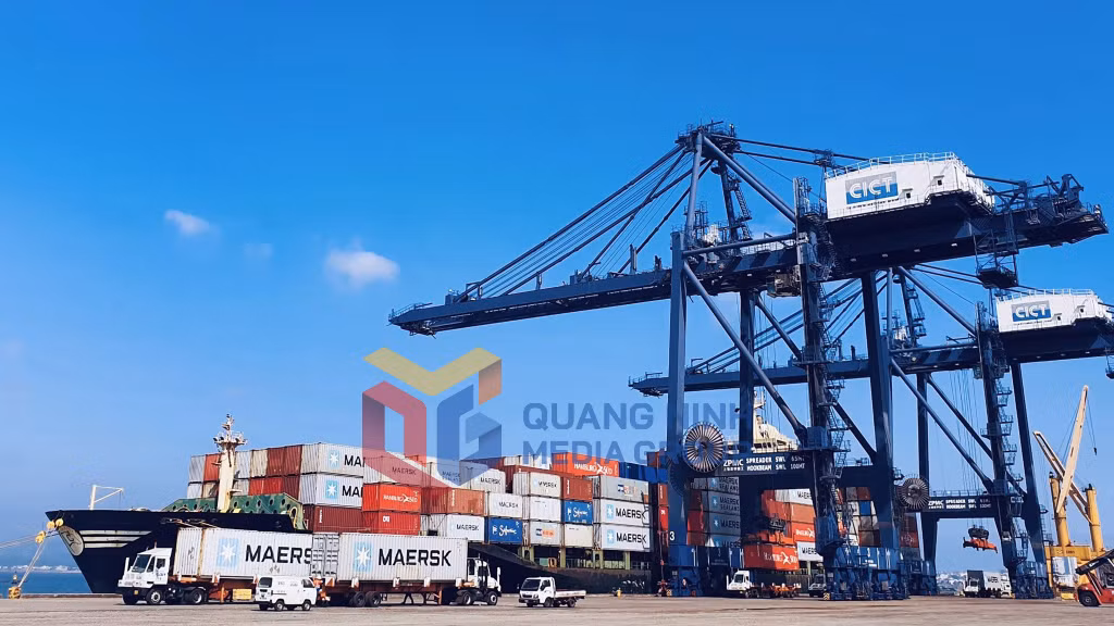 Tàu của hãng vận tải container MAERSK làm hàng tại cảng CICT Cái Lân (10-2022). Ảnh: Đỗ Phương