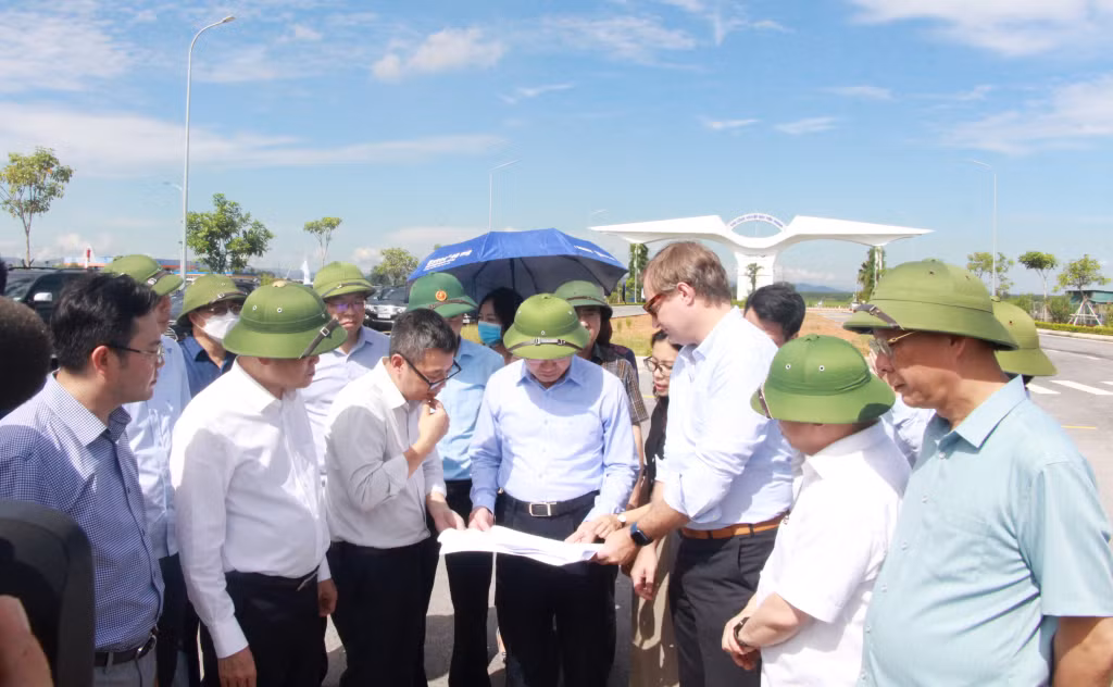 Đoàn công tác của tỉnh kiểm tra đầu tư hạ tầng tại KCN Bắc Tiền Phong (TX Quảng Yên).