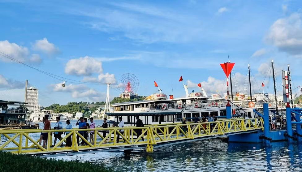 Các doanh nghiệp kinh doanh tàu du lịch tham quan Vịnh Hạ Long ngày càng nâng cao chất lượng dịch vụ phục vụ du khách.